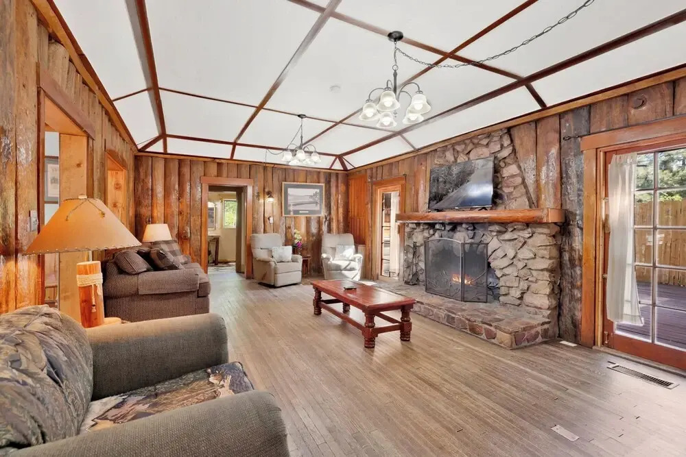 0100 - Lodge House