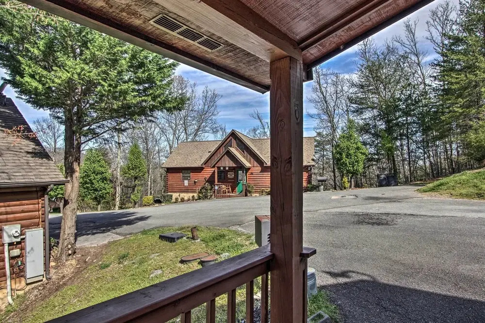 Hidden Springs Cabin w/ Hot Tub, 2 Mi to Dollywood