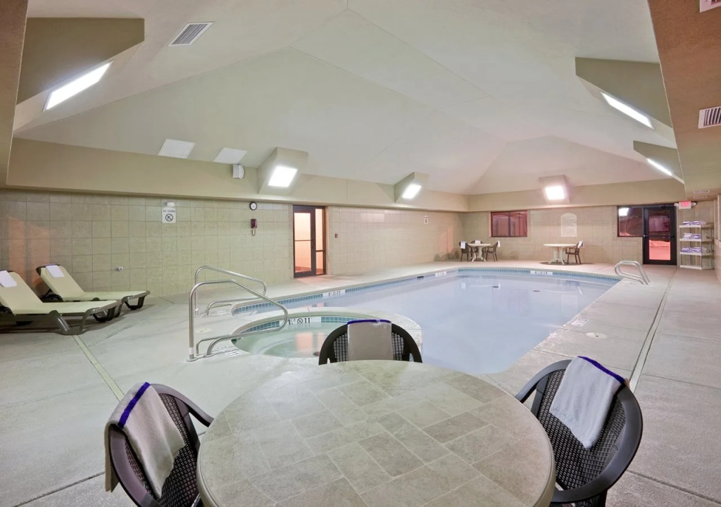 Holiday Inn Express & Suites Lincoln South by IHG