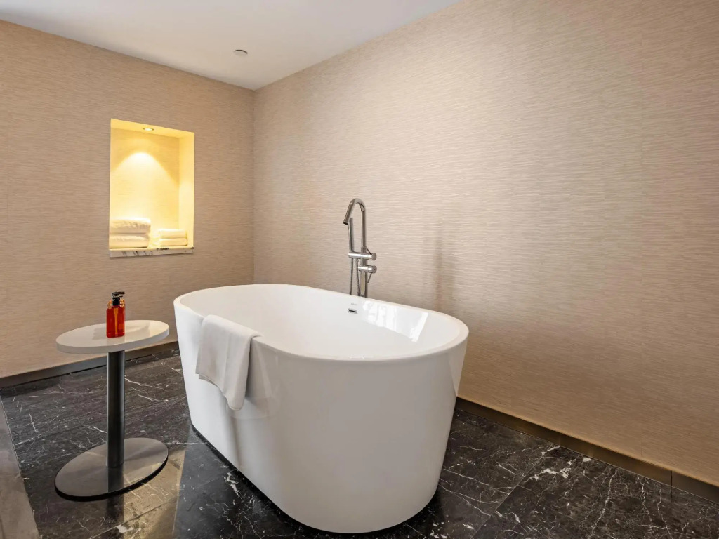 Orange Hotel (Yancheng Municipal Government Baolong Square)
