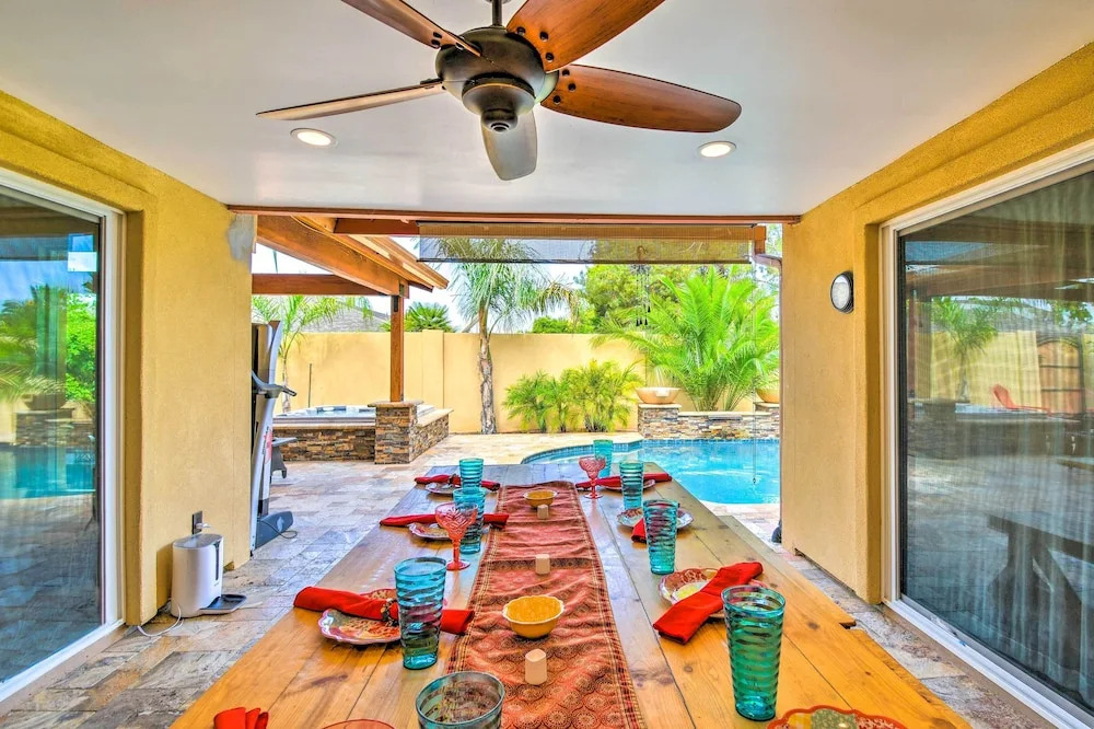 Snowbirds! Group Getaway w/ Hot Tub in Scottsdale