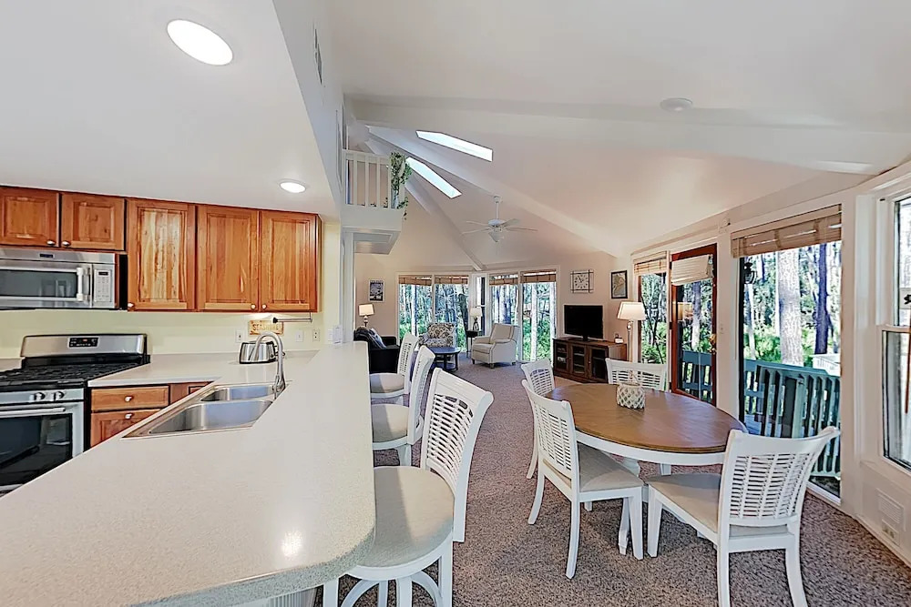 New Listing! Stunning Sea Pines Treetop Oasis 1 Bedroom Condo