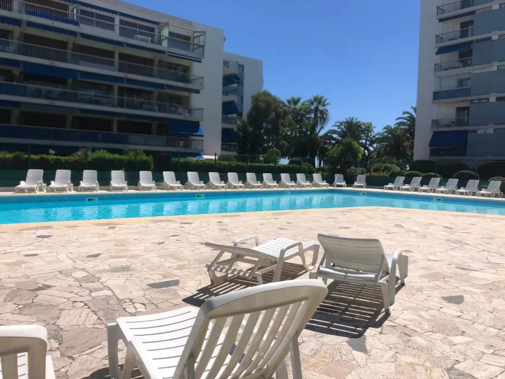 Appartement Au bord de la mer, vue plage , piscine, parking