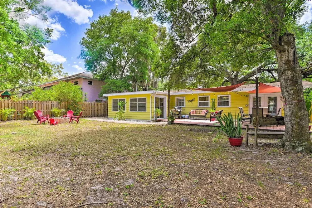 Sunny Sarasota Home w/ Yard < 2 Mi to Downtown!
