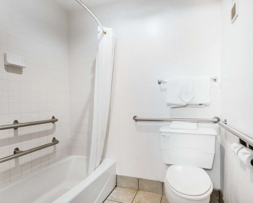 Rodeway Inn & Suites Madison East