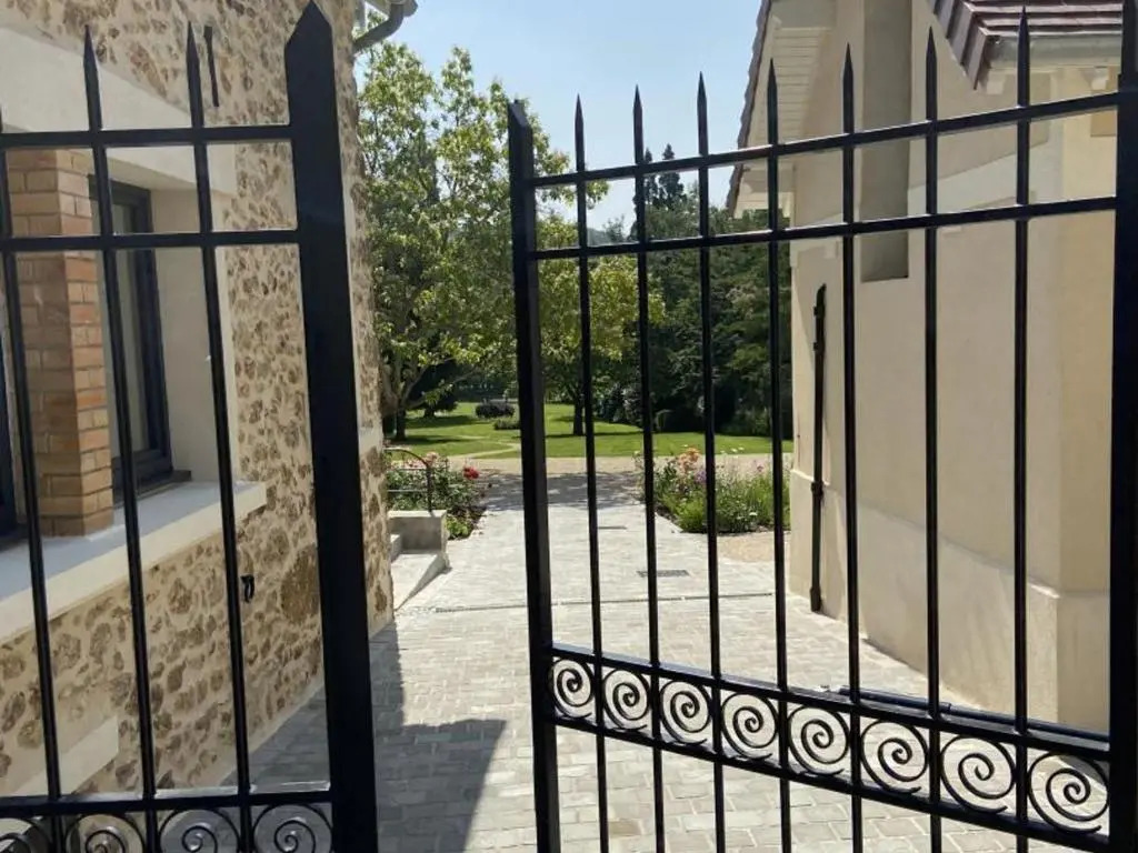 Gîte de Charme à Senlisse: Confort Haut de Gamme, Parc Arboré, Cheminée, Wifi Gratuit, Proche Châteaux - FR-1-527-9