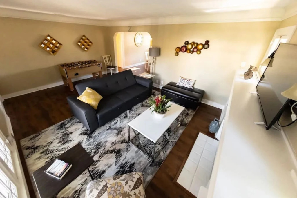 QUAINT UPDATED 2-BEDROOM HOUSE IN GLENDALE  (p2)