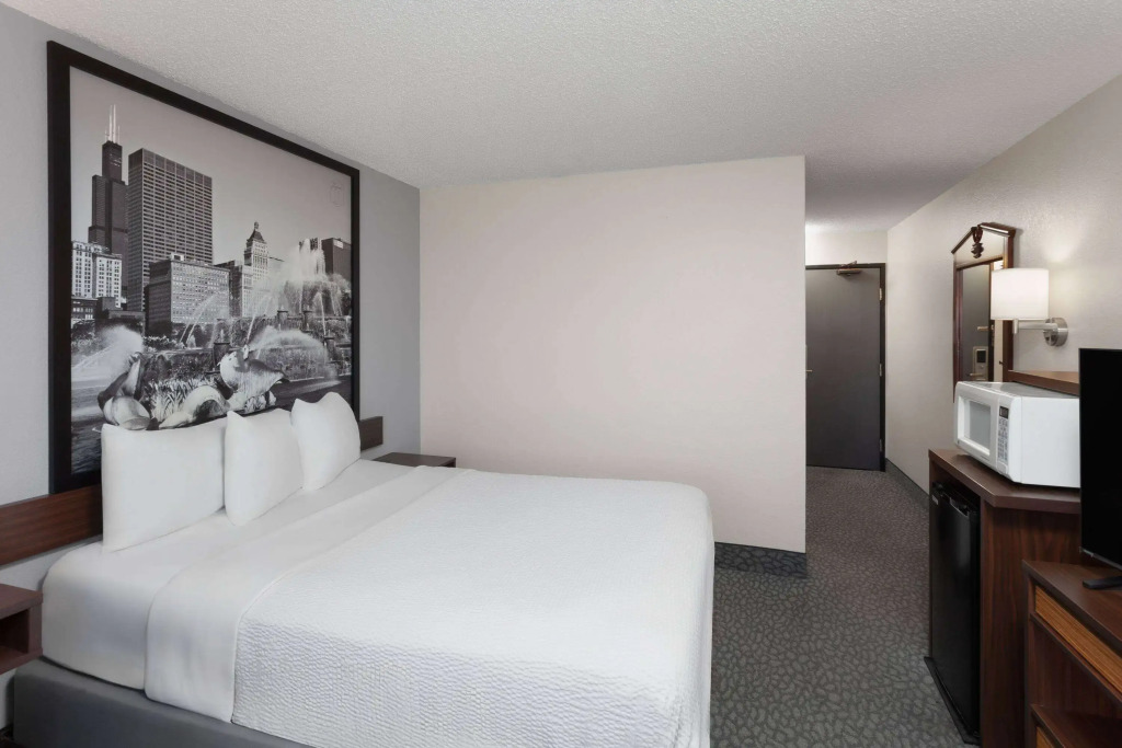 Super 8 by Wyndham Romeoville Bolingbrook