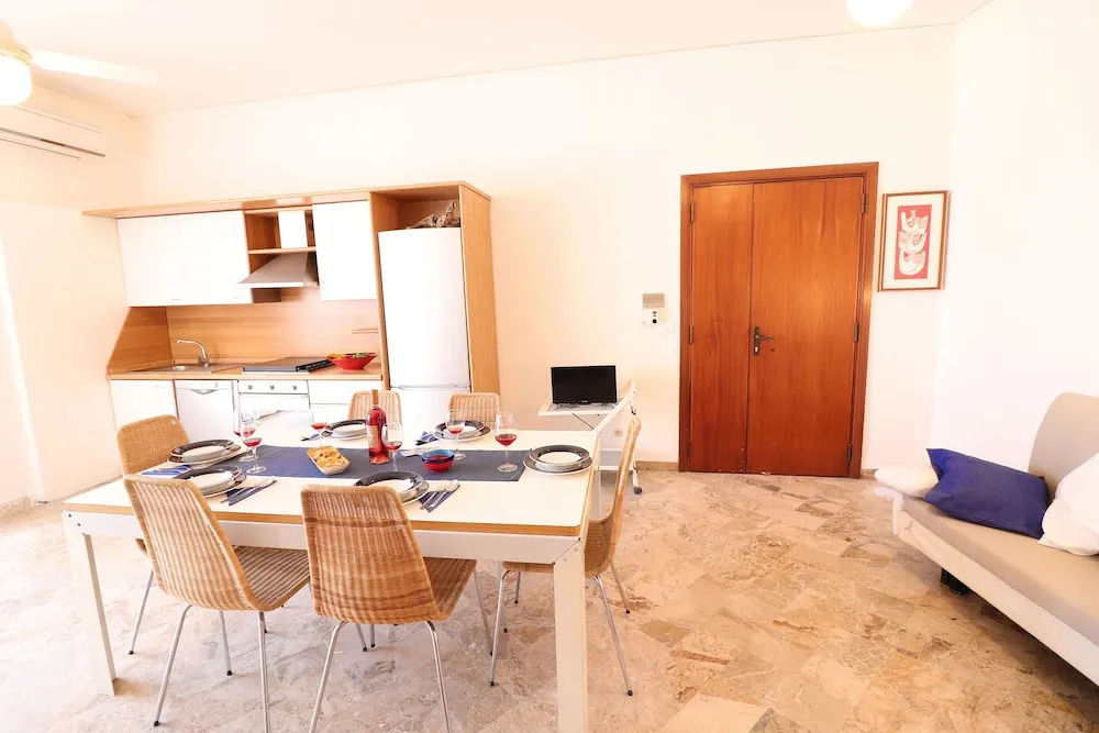 Central Apartment with Wi-Fi, Air Conditioning & Balcony with Sea View; Garage