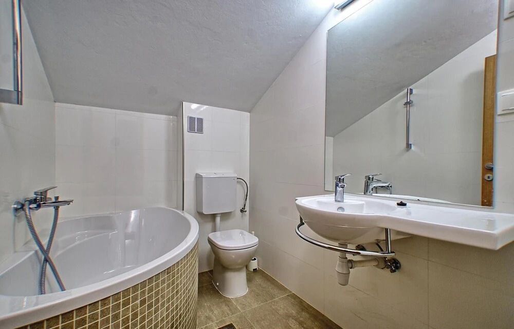 Stunning Home in Prizba With Wifi and 6 Bedrooms