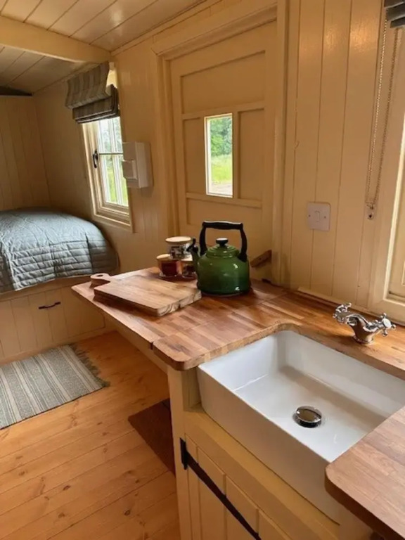 Shepherdshut-hot Tub-cotswolds-petfriendly