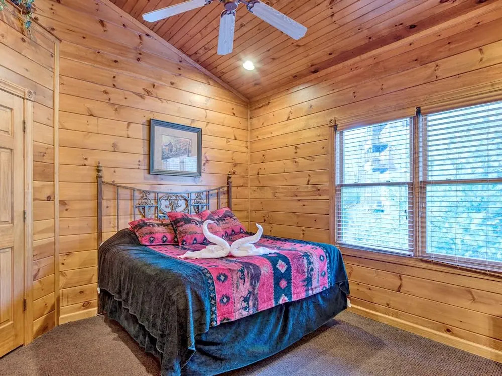The Great Escape II 5 Bedroom Mountain View Home with Hot Tub