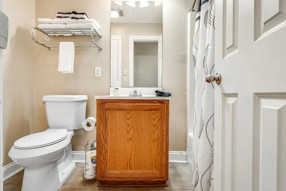 Lasalle 2B · Huge 4BR Gated Apartment w/ Off-street Parking