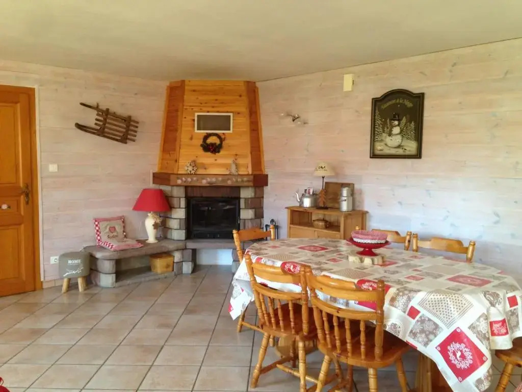 Spacieux Gîte Proche Forêt avec Sauna, Baby Foot et Activités Extérieures - À 10 min de Remiremont - FR-1-589-293