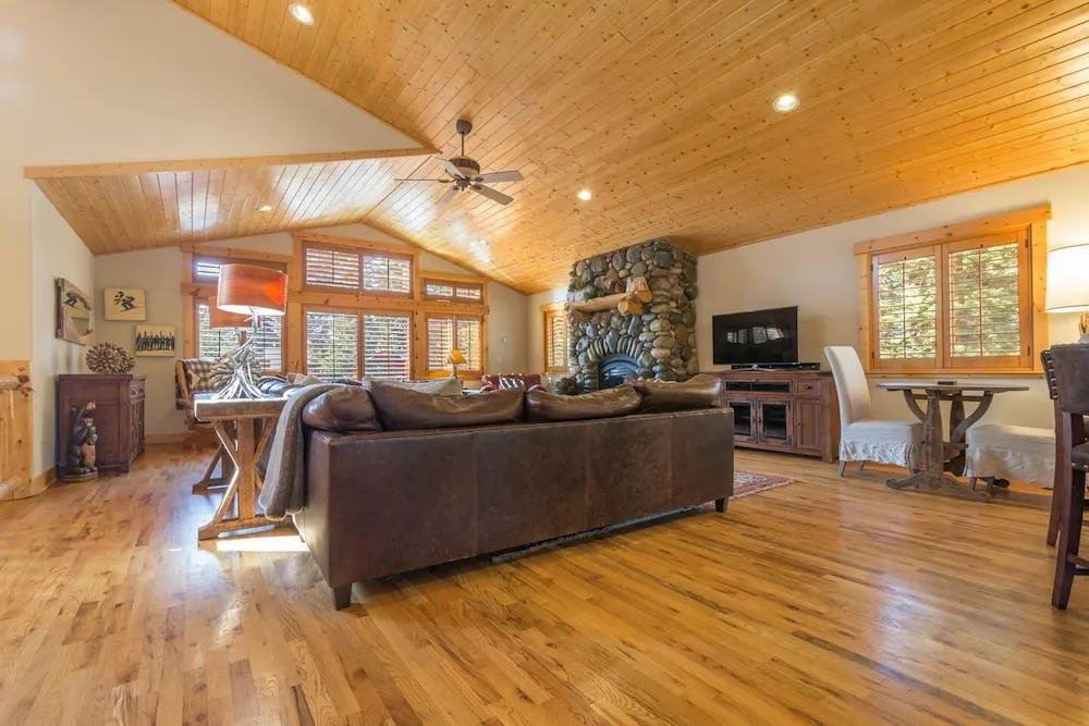 Spacious Mountain Modern Home Sleeps 12 in KB!