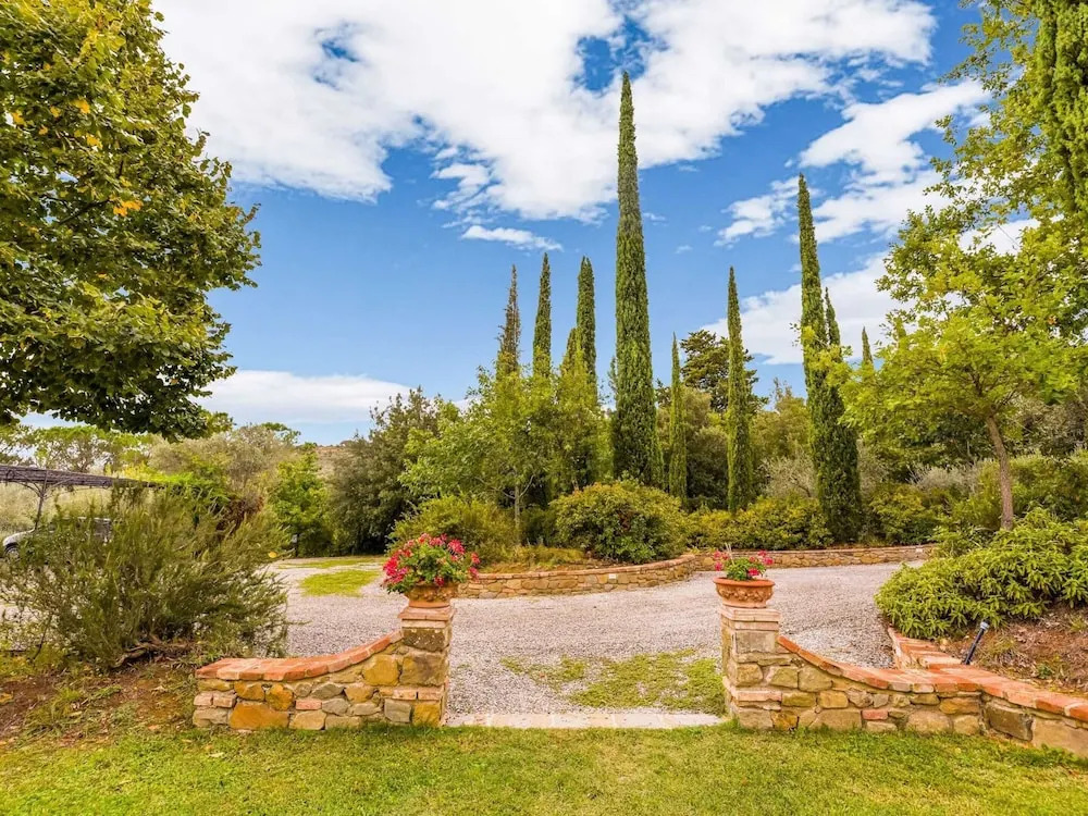Villa With Private Pool, 3 km From Cortona, 3 Apartments