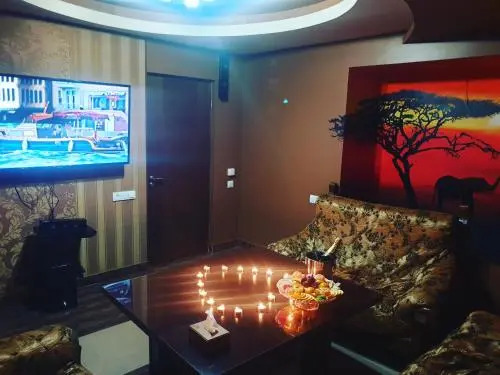2x2 Cinema-Bar Hotel