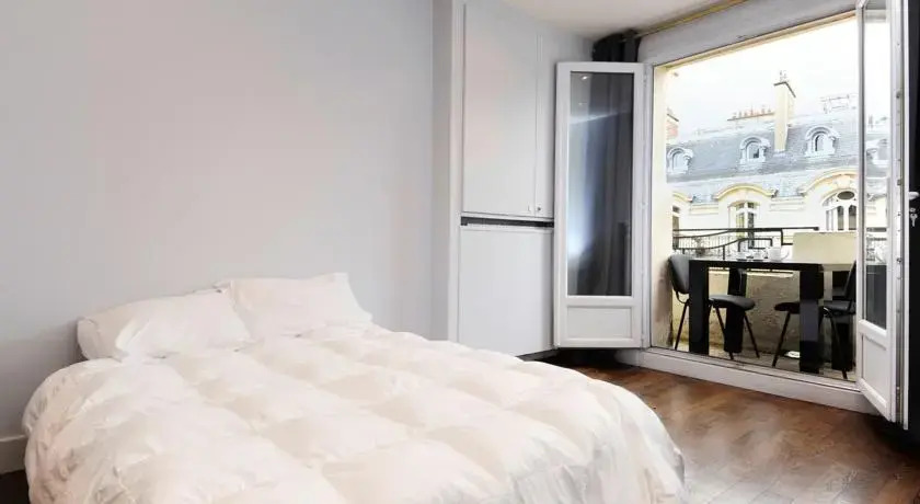 Studio charmant avec balcon et vue sur Tour Eiffel