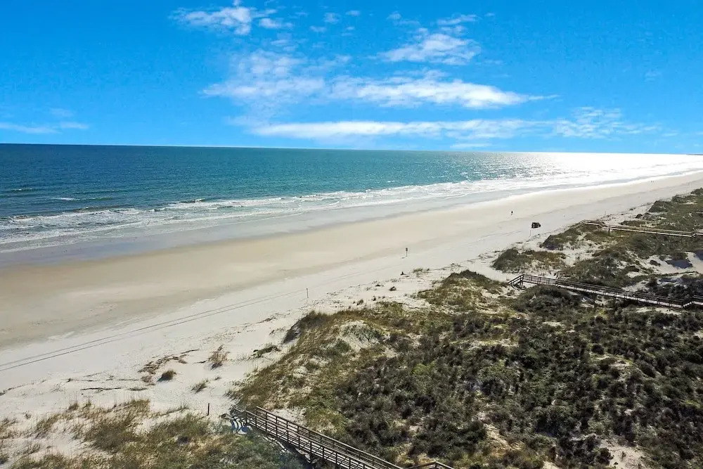 Serene 2-level Home With Wifi & Deck - Walk to Beach, 1 dog Welcome