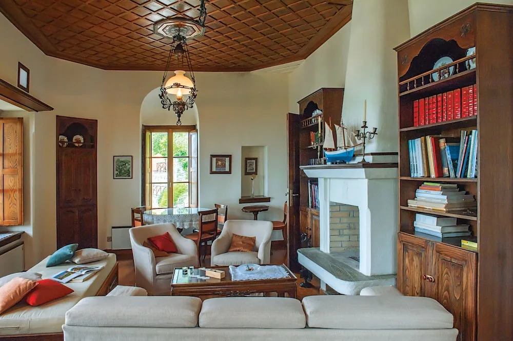 The Fountainhead Historic Chalet by JJ