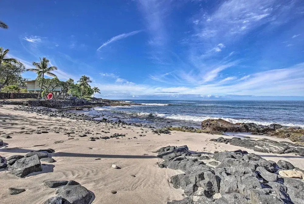 Oceanfront Kona Home w/ Beach Access & Views