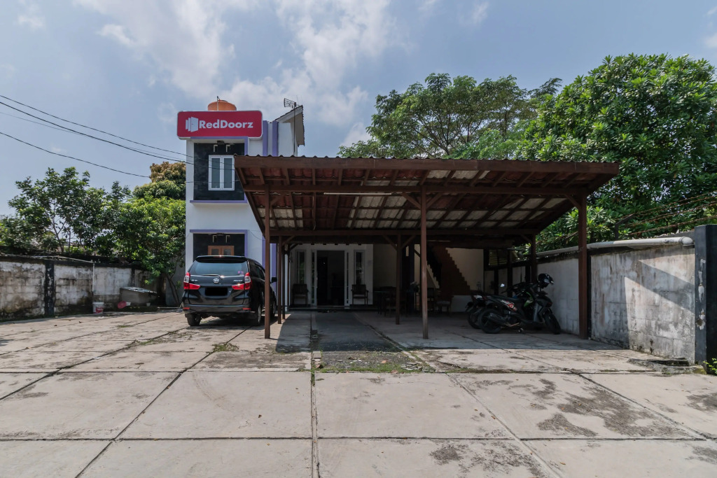 RedDoorz near Terminal Bubulak Bogor