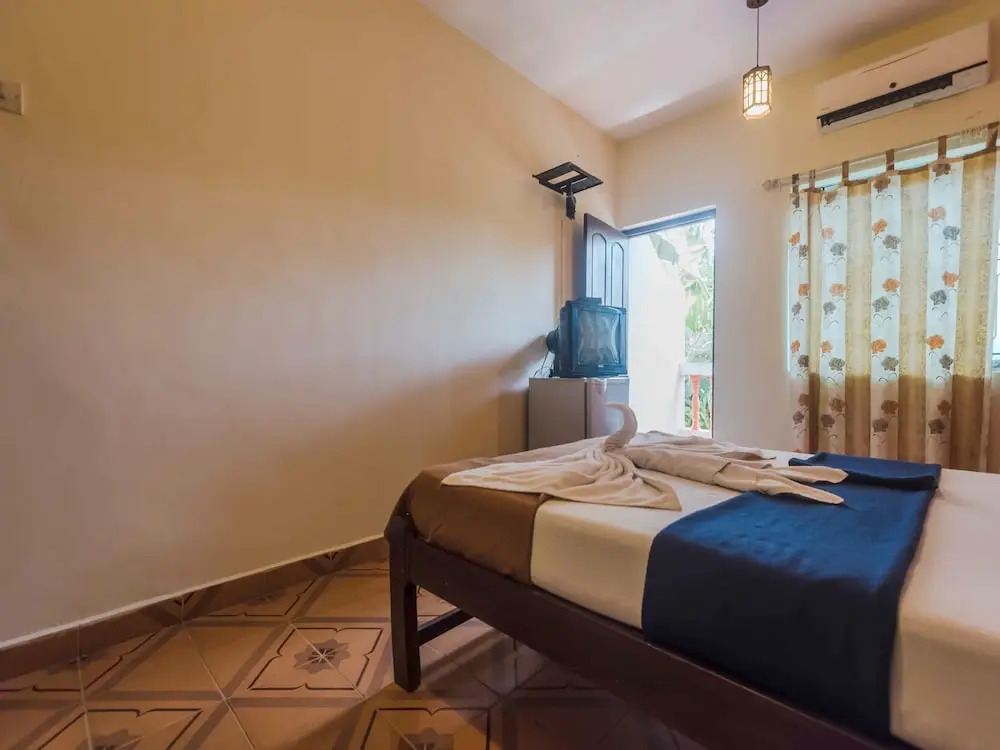 OYO StayOut Baga Party Guest House