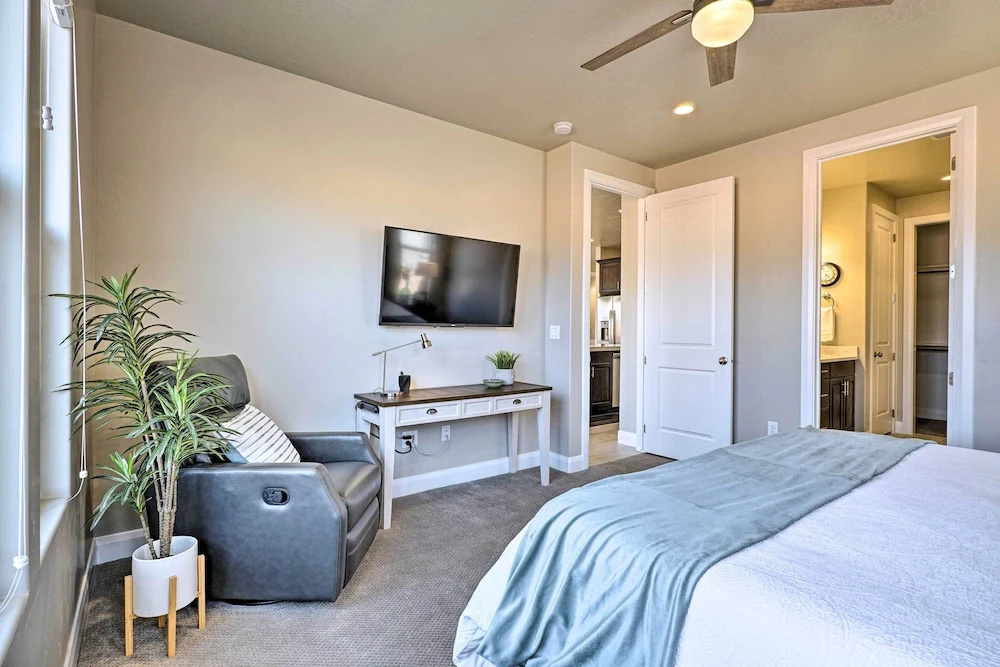 Private Hot Tub & Community Pool: Washington Home!