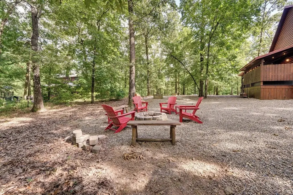 Hot Tub + Game Room: Family Retreat in Broken Bow