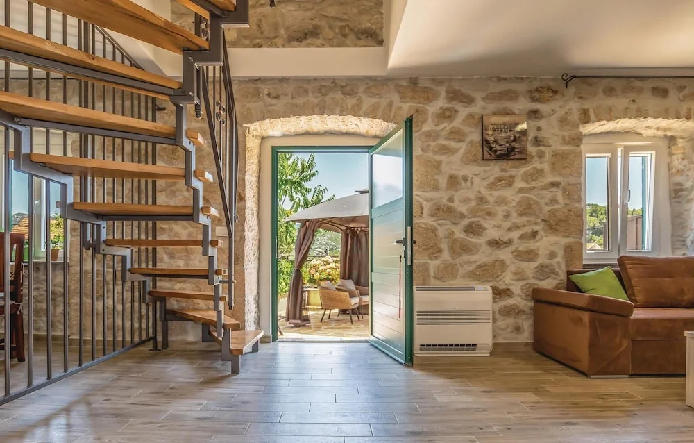 Awesome Home In Ploce With Jacuzzi