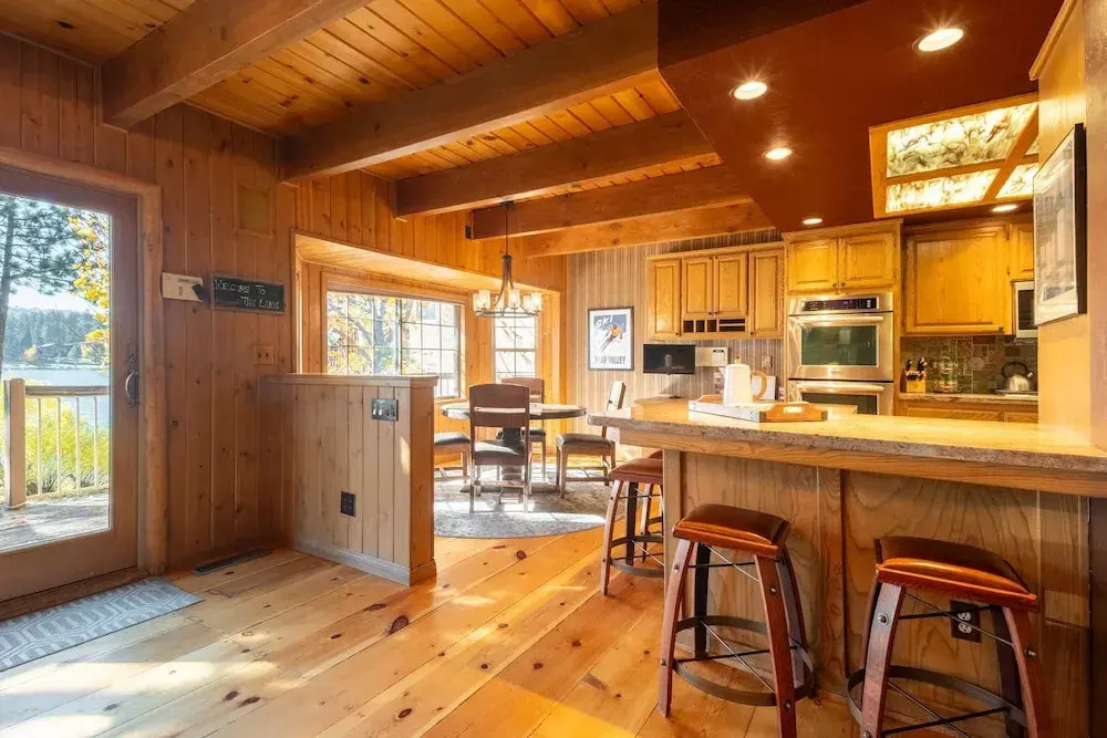 Water's Edge Estate by Avantstay Large Lakefront Cabin w/ Dock and Hot Tub