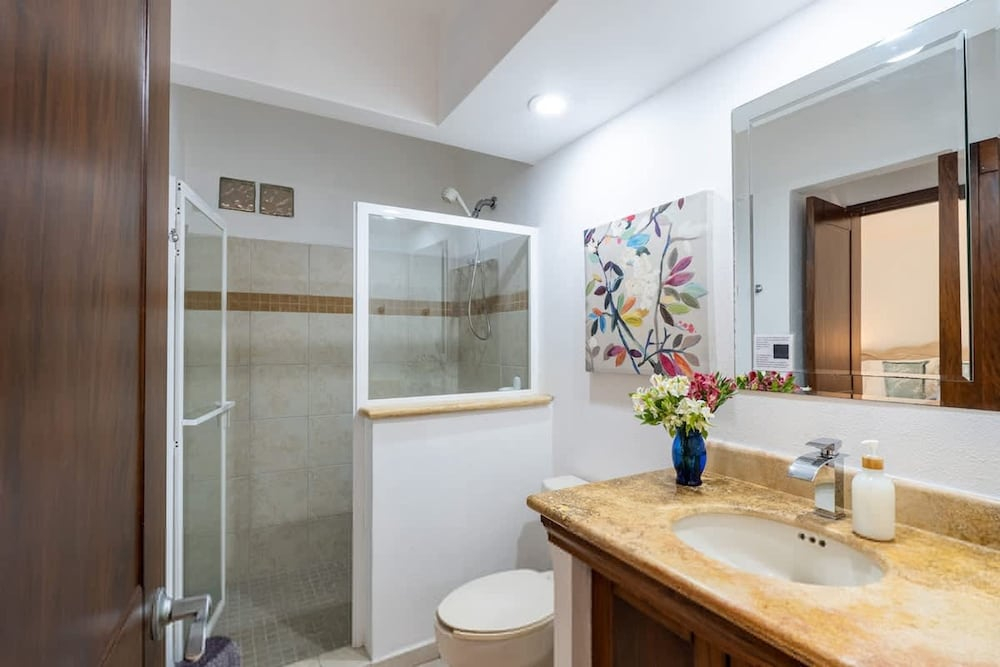 Sleeps 6 Views Beach 1 Block Gated