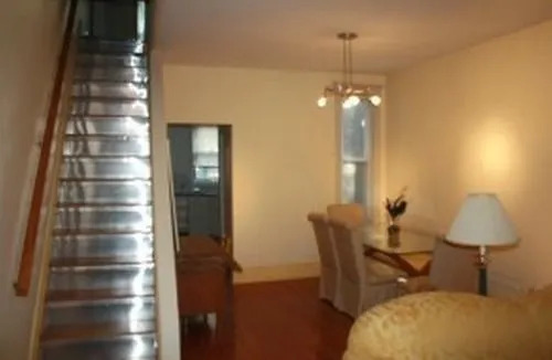 莱斯利村公寓酒店(Leslieville Furnished Home)