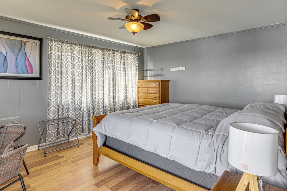 Explore the Bagnell Strip! Studio w/ Pool Access