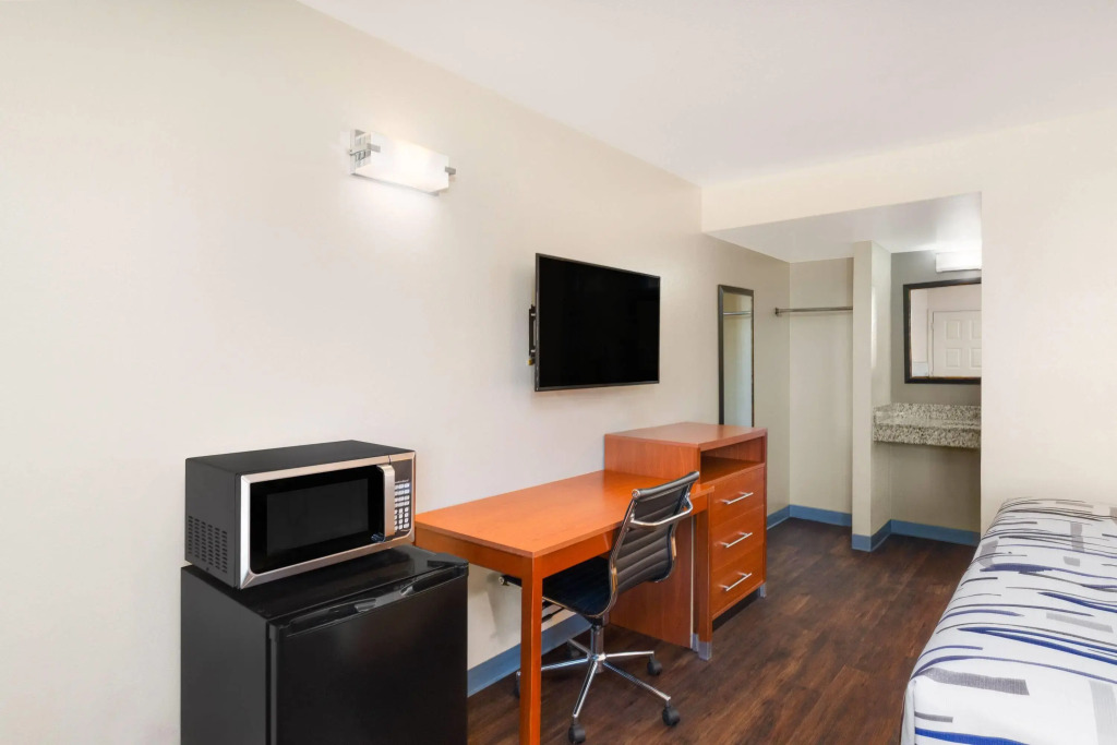 Travelodge by Wyndham Albuquerque West