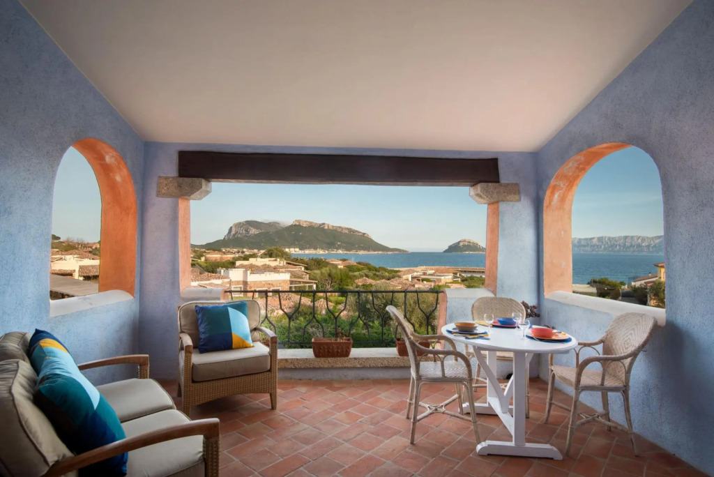 Apartment has a double bedroom with sea view, a bathroom with a shower, large living room with sofa--MOLARA 3_PP