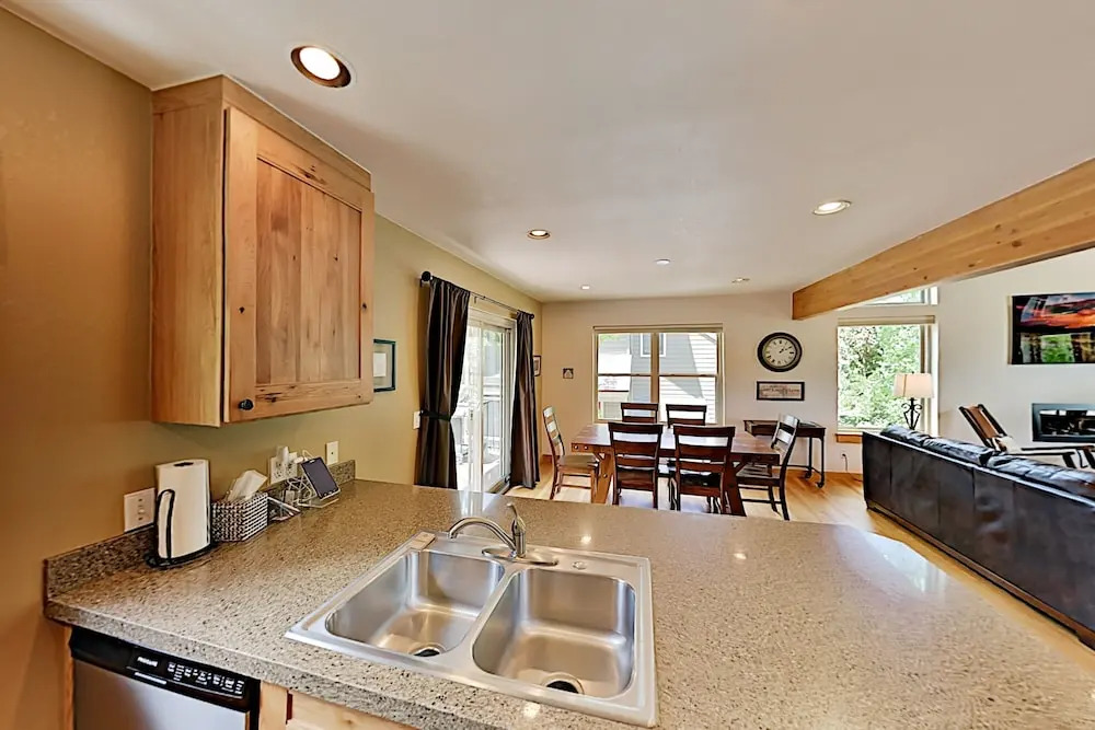 Walk To Main St. & Lifts! Deck W/ Private Hot Tub 3 Bedroom Townhouse