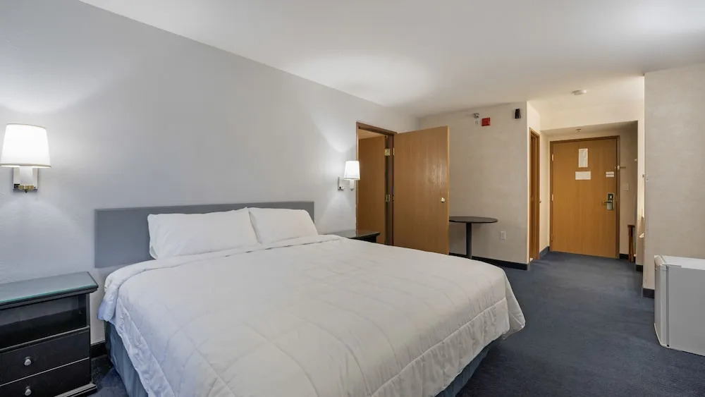 Schmidts Creek Hotel