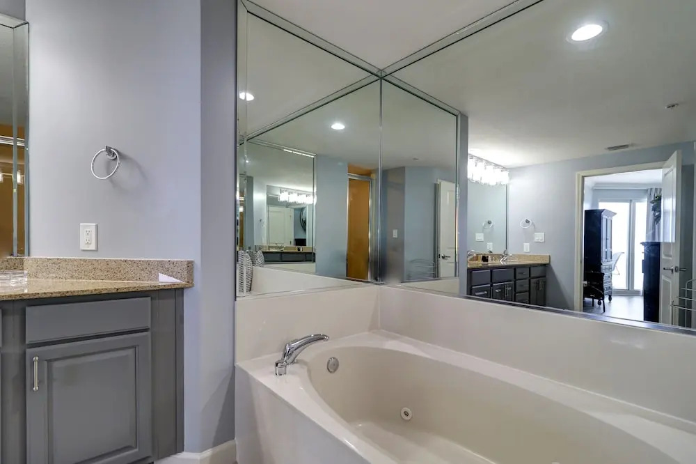 Gulf Front Master Suite! Directly On The Beach! 3 BR / 2 BA! Sleeps 8