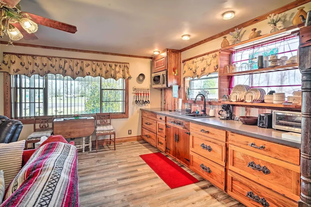 Cozy Lake Charles Studio w/ Golf Course Views