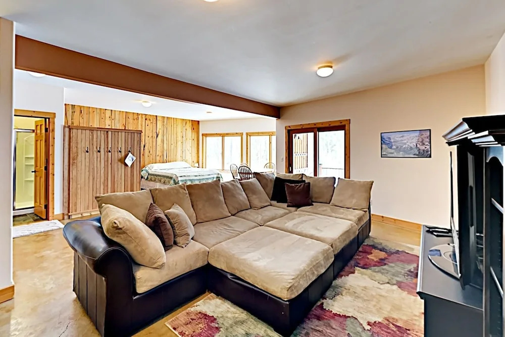 The Treehouse: 2 Living Areas & Private Hot Tub 4 Bedroom Home