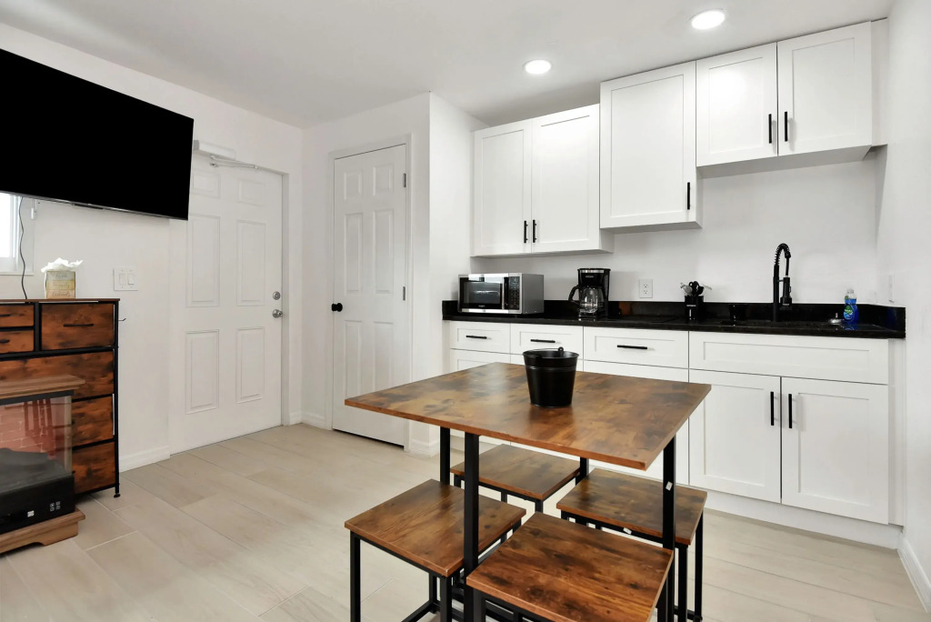 Studio Suite Queen bed Kitchen Walk in Shower 1