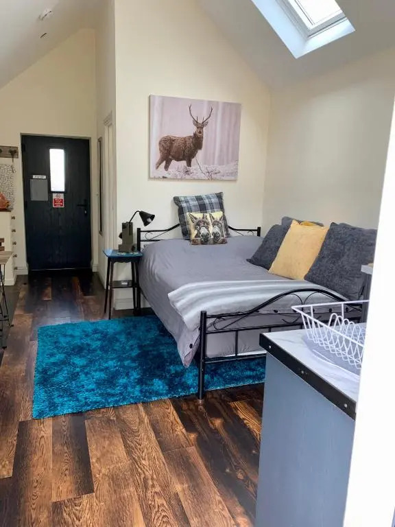 The Snug in Cheltenham, Leckhampton - A Cosy & Unique Space