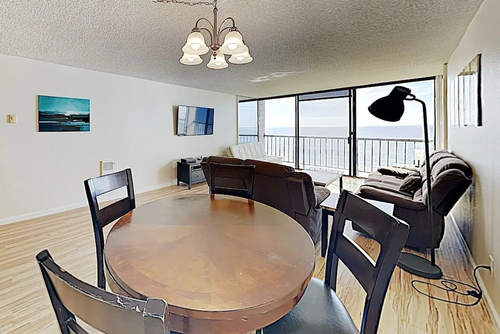 New Listing! Oceanfront Pacific Beach 1 Bedroom Condo