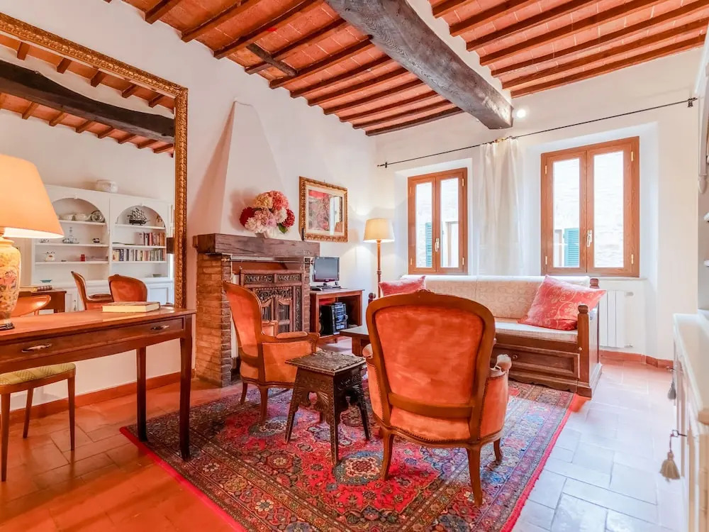 Vintage Holiday Home in Montepulciano With Heating