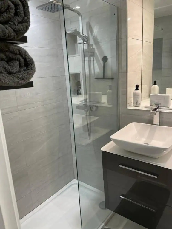 Stunning Apartment in Clifton Gardens, Westend