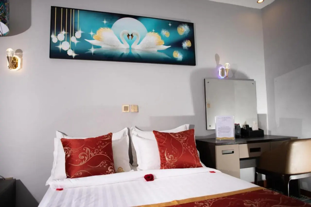THE DREAMS HOTEL
