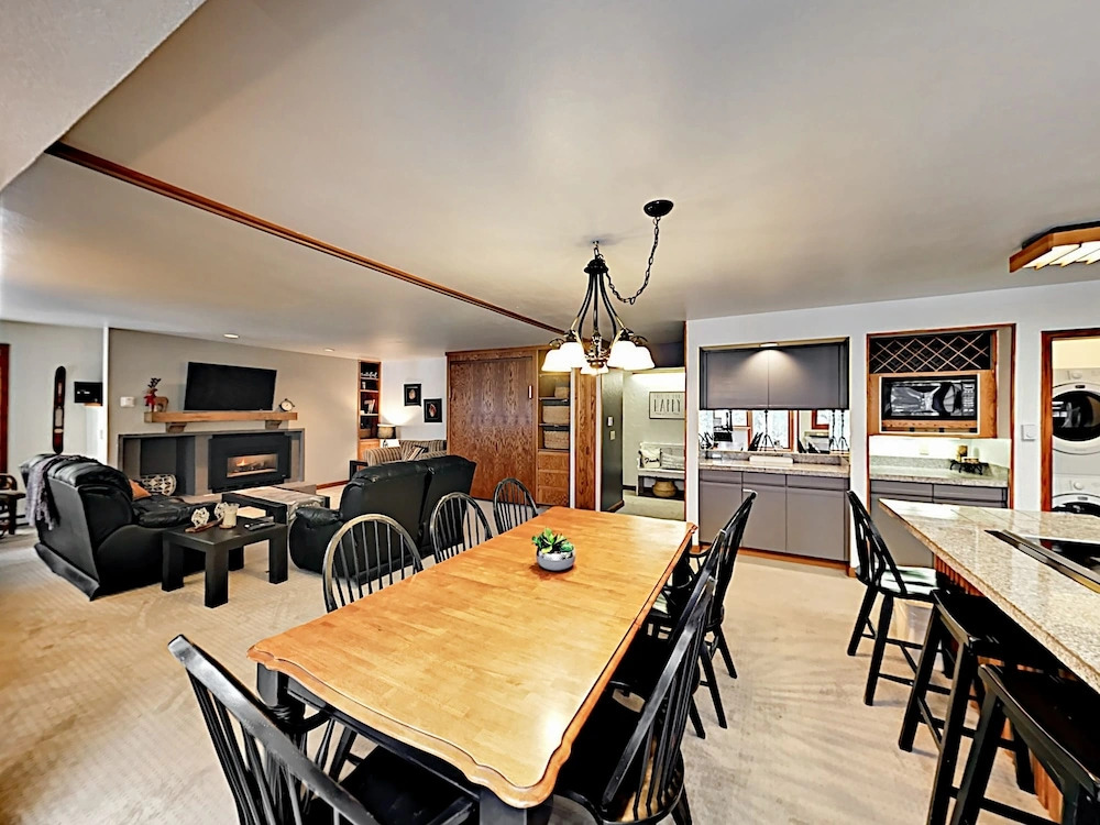 Sophisticated Ski-in/ski-out W/ Balcony & Fireplace 2 Bedroom Condo