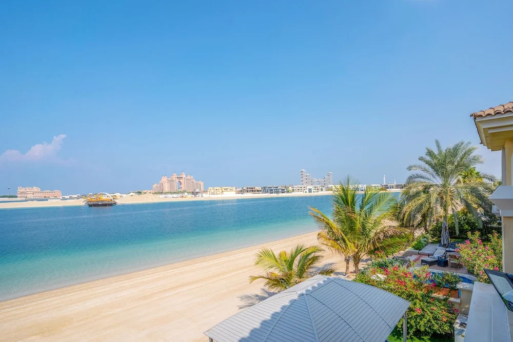 5BR Beach & pool villa in Palm