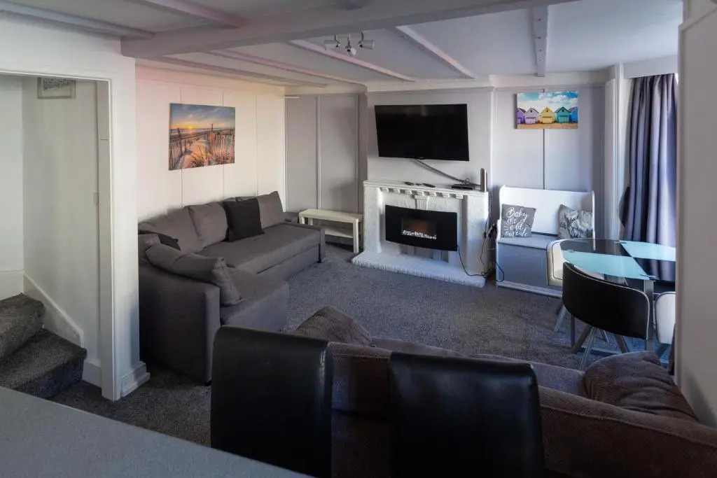 Ocean Apartment, 50 yds to Beach, Sleeps 10